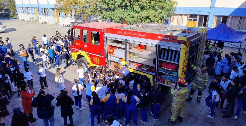 Comenzamos la Semana de la Historia con la Visita de Bomberos de Chile